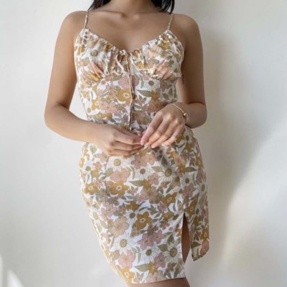 ❌SOLD OUT❌ DAISY DAYS FLORAL MINI DRESS - Picture 1 of 3
